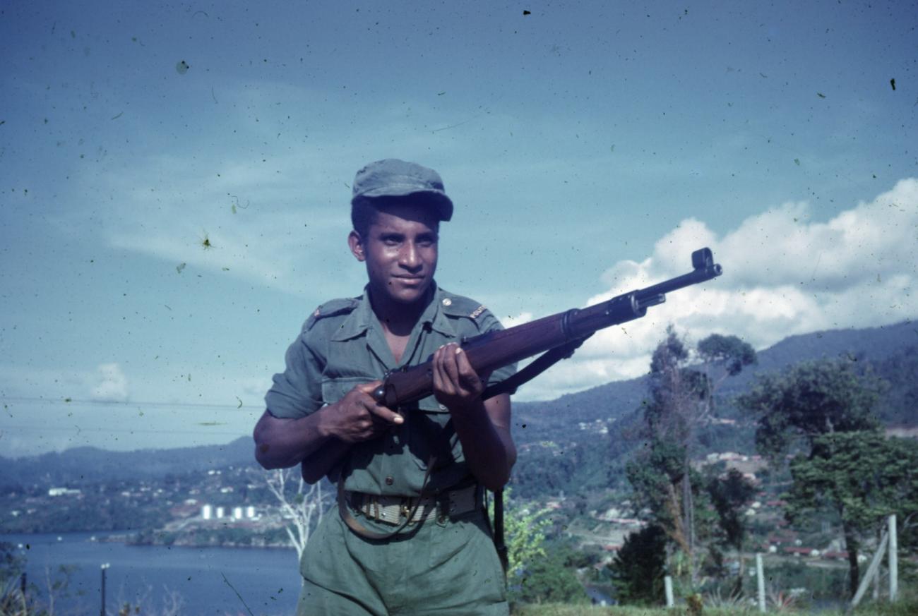 BD/66/38 - 
Lid van het Papoea Vrijwilligerskorps 
