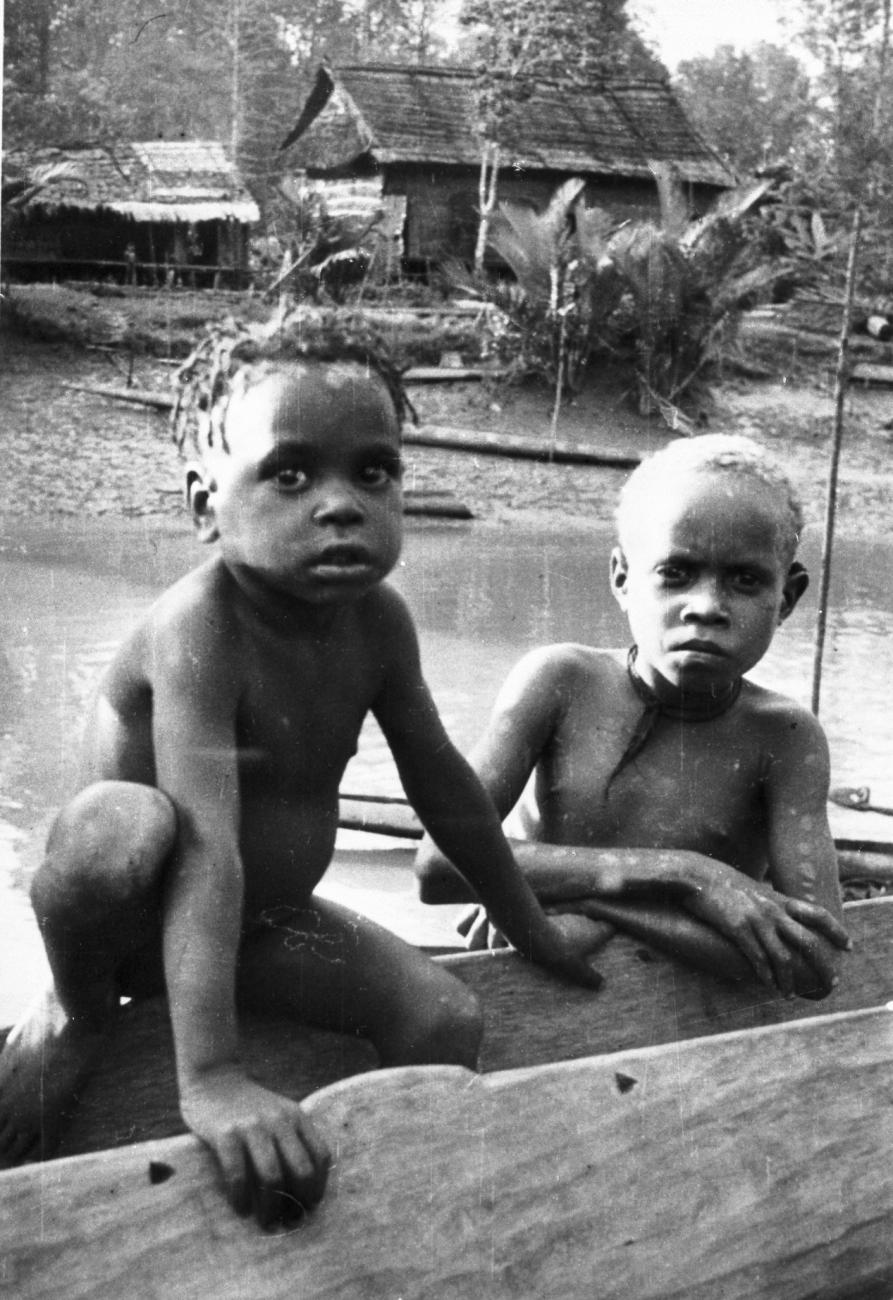 BD/66/392 - 
Twee jongetjes in prauw in een Asmatdorp

