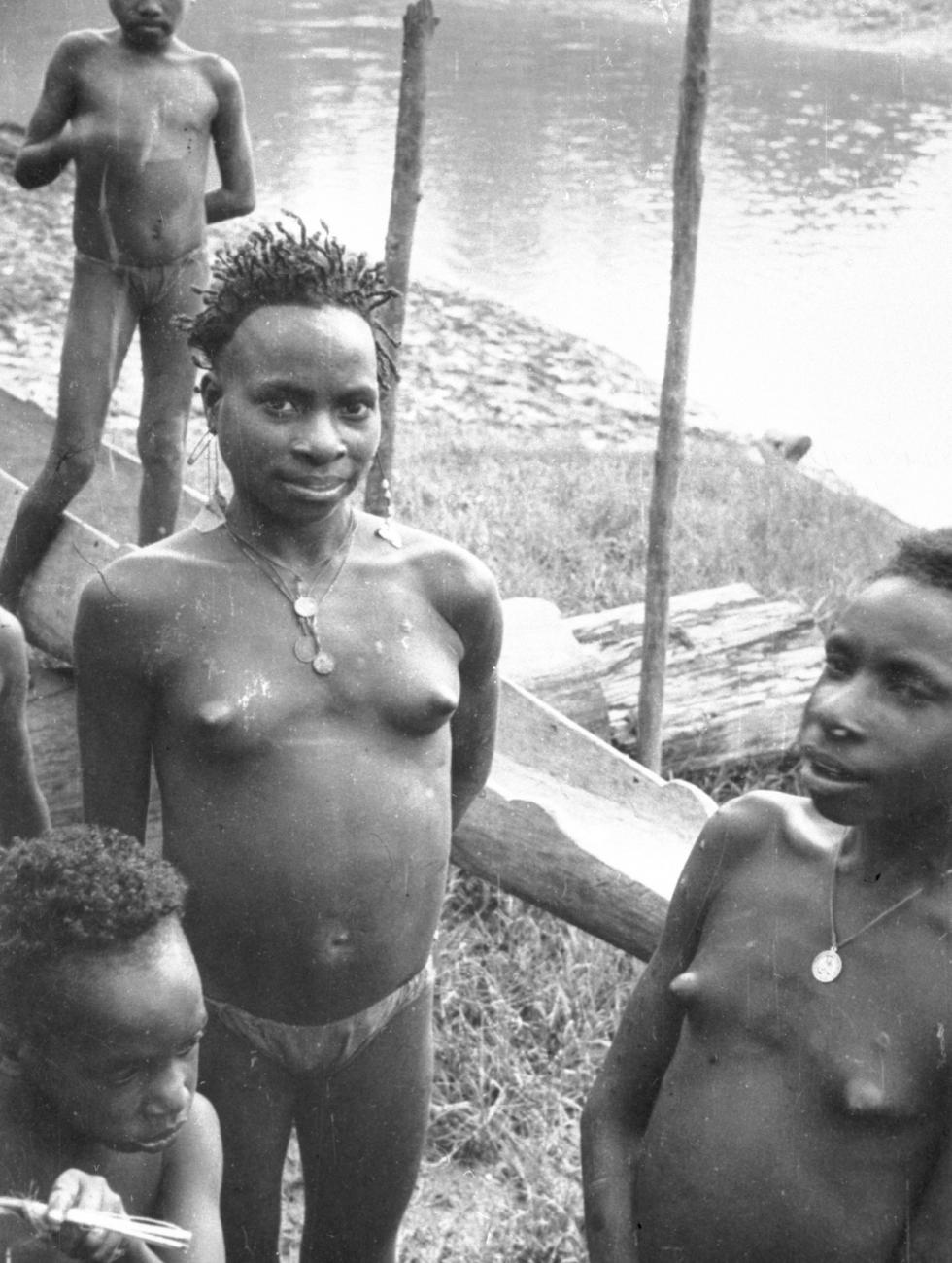 BD/66/413 - 
Jonge vrouwen uit Zuid Nieuw Guinena
