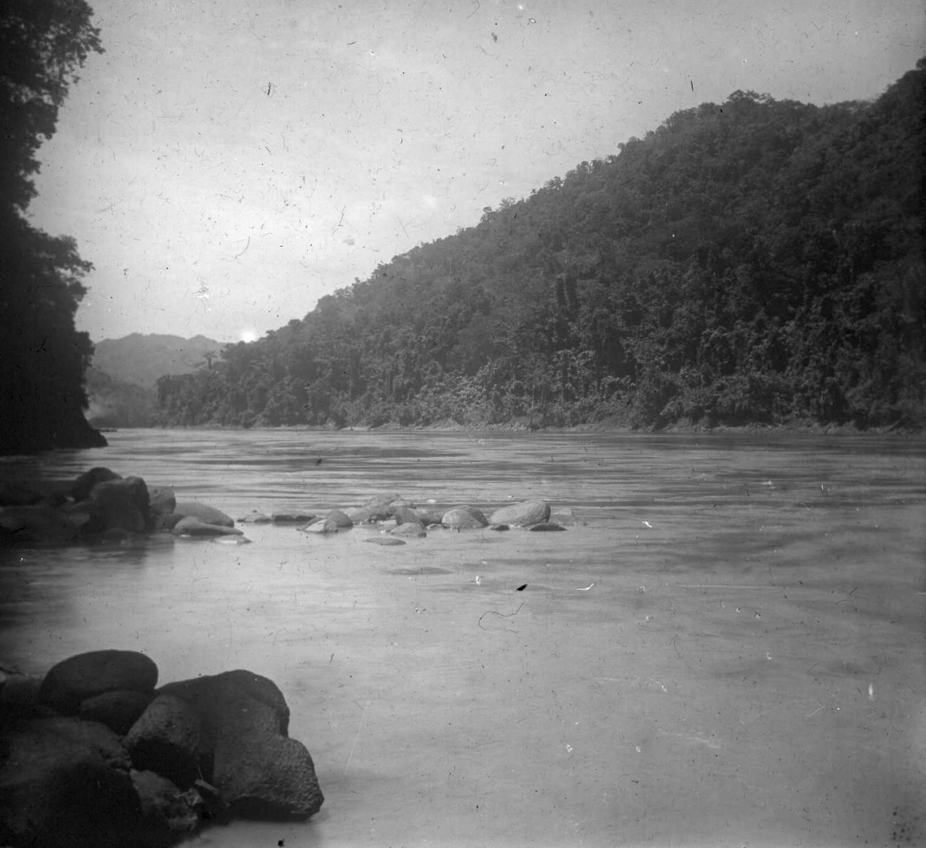 BD/66/448 - 
Zicht op de Mamberamorivier tussen de Edi- en Bataviastroomversnellingen stroomafwaarts gezien tijdens de expeditie van 1921/1922
