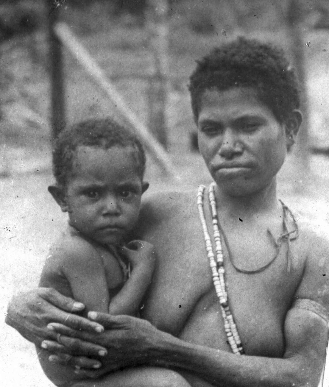 BD/66/449 - 
Portret van een Papoea-vrouw met haar kind op de arm
