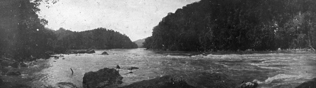 BD/66/451 - 
Zicht op de Mamberamorivier ter hoogte van de Edi-stroomversnellingen bij laag water tijdens de expeditie van 1921/1922
