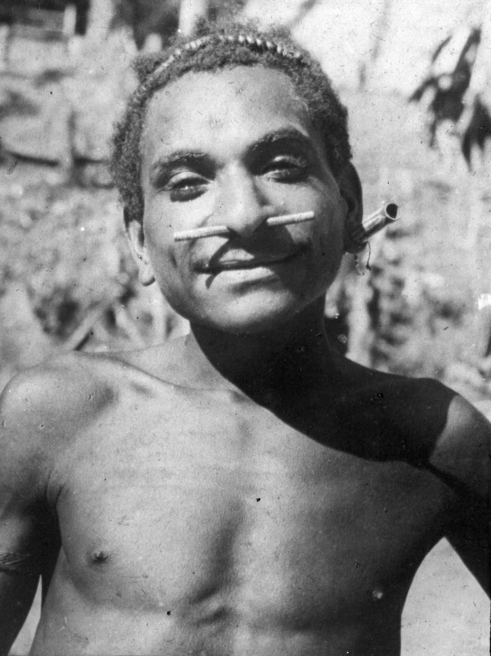 BD/66/452 - 
Portret van een Papoea-man uit het Mamberamo-gebied, met neus- en oorsieraden van bamboe
