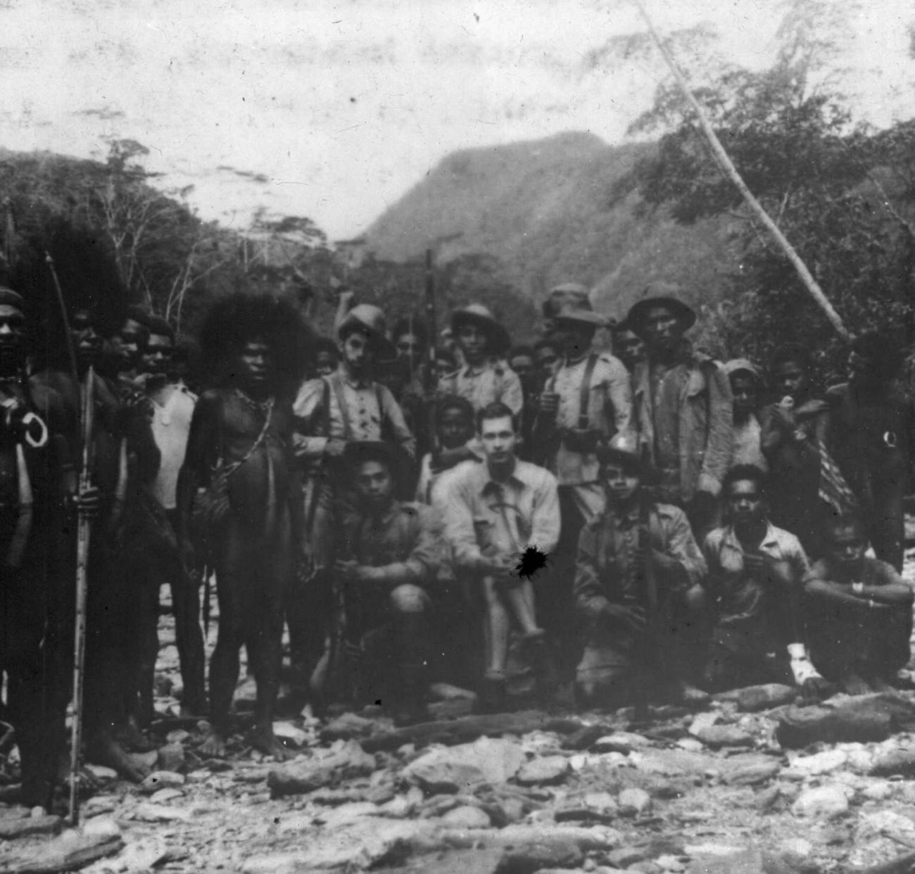 BD/66/453 - 
Groepsfoto van bestuursambtenaar Vic de Bruyn met de Papoea&#039;s onder zijn commando tijdens WOII
