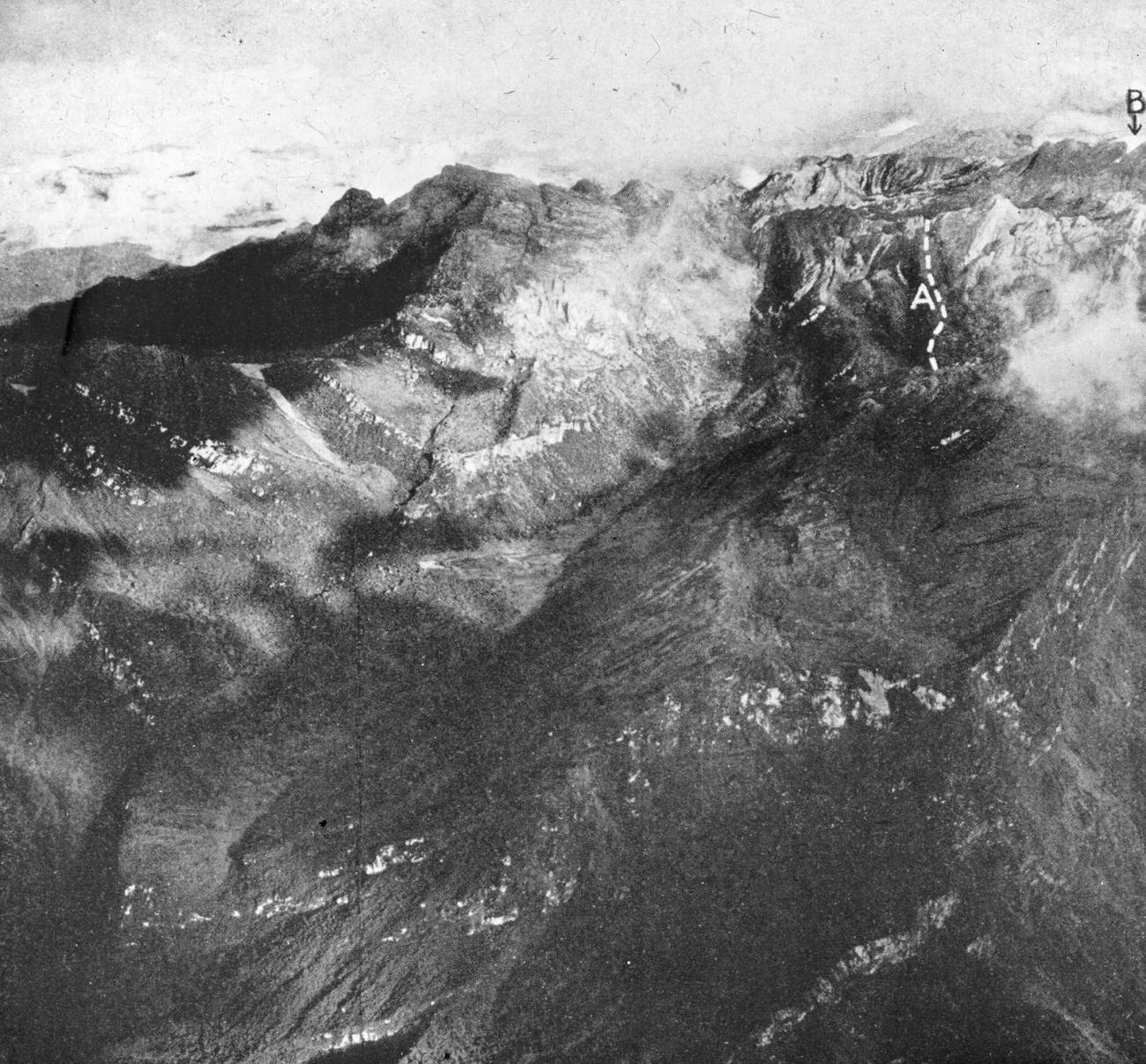 BD/66/458 - 
Luchtopname van een berglandschap met erop ingetekend de route naar een van de toppen
