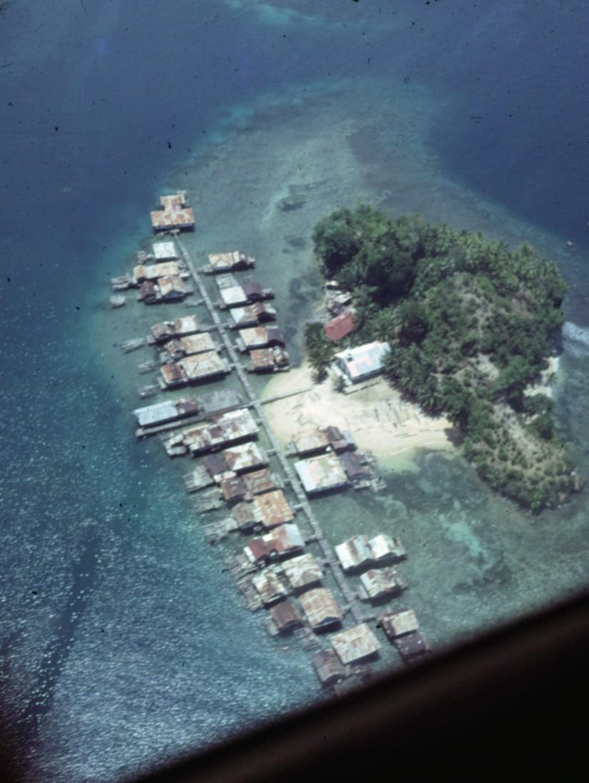 BD/66/45 - 
Kampong op eiland
