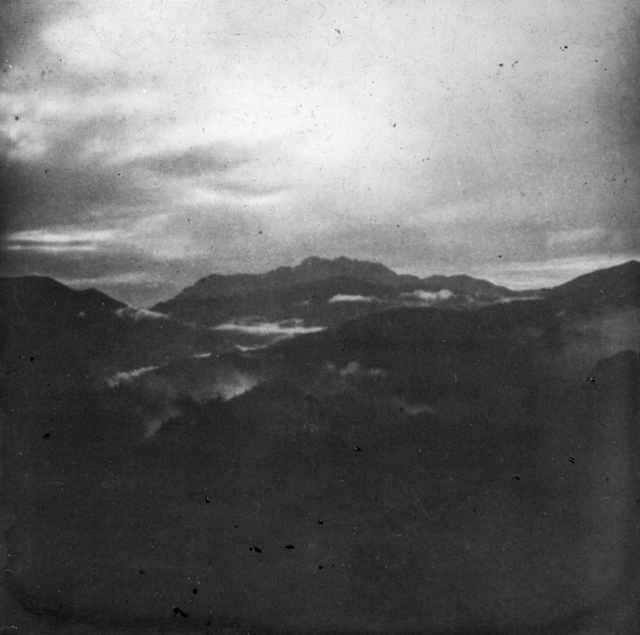 BD/66/460 - 
Berglandschap onder een dreigende lucht
