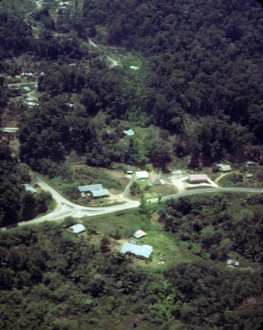 BD/66/60 - 
Luchtfoto van moderne huizen in een vallei

