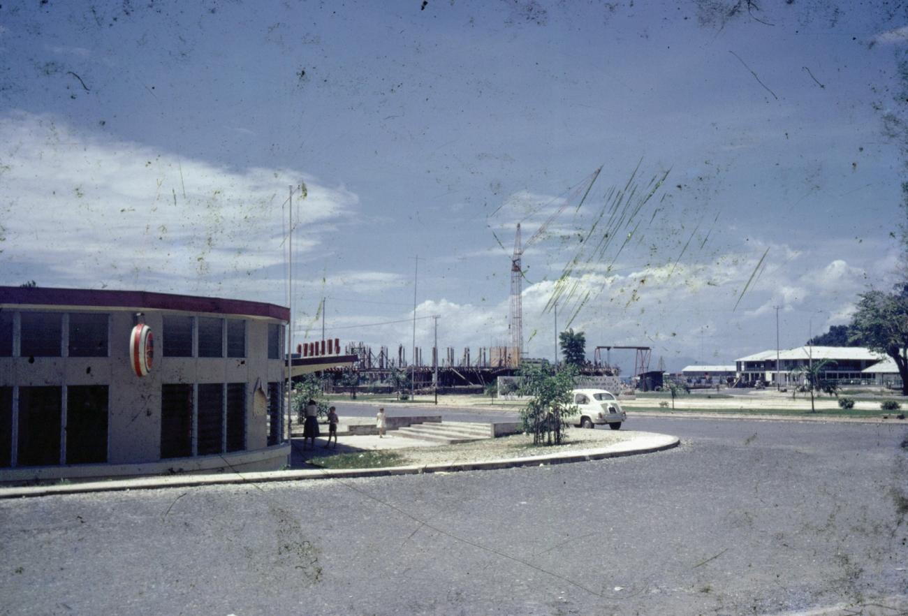 BD/66/65 - 
Gebouw in nabijheid van het Nieuw-Guinea-Raad-gebouw
