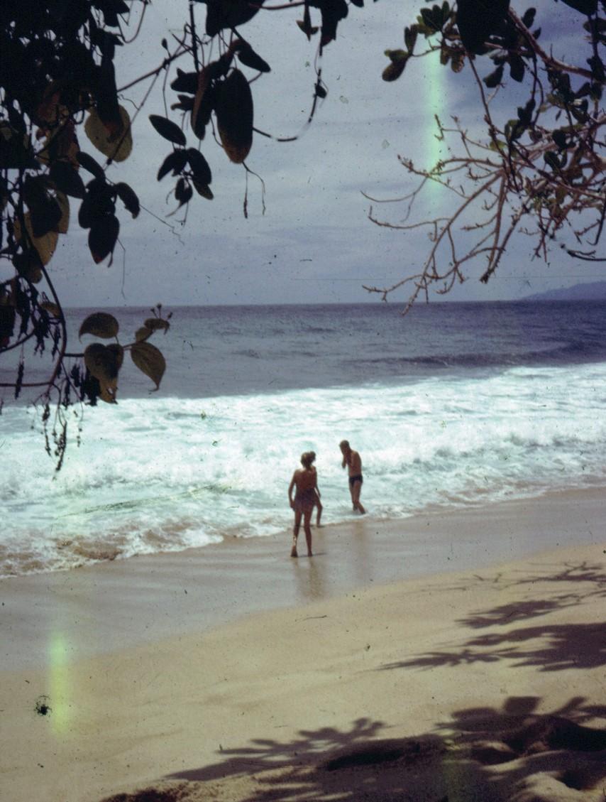 BD/66/68 - 
Westers stel op strand
