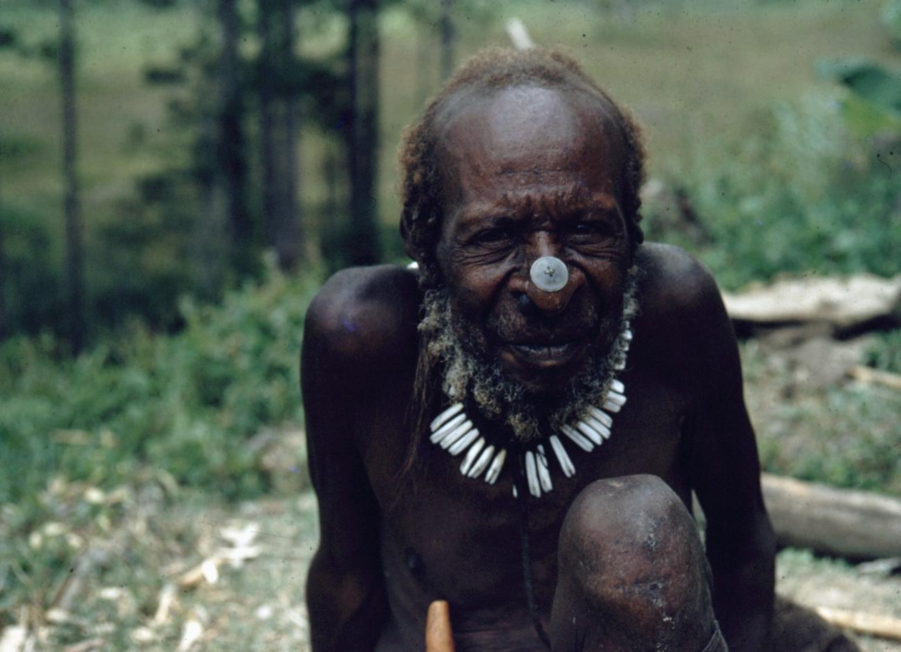 BD/66/72 - 
Oudere man uit het Centrale Bergland met moderne neusversieringen
