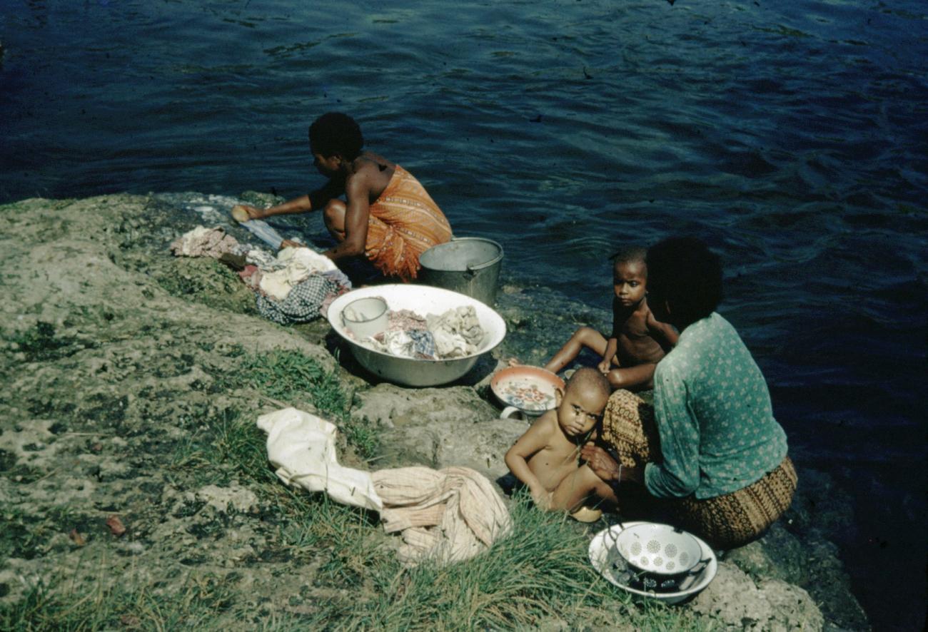 BD/66/77 - 
Vrouwen aan het water bezig met de was
