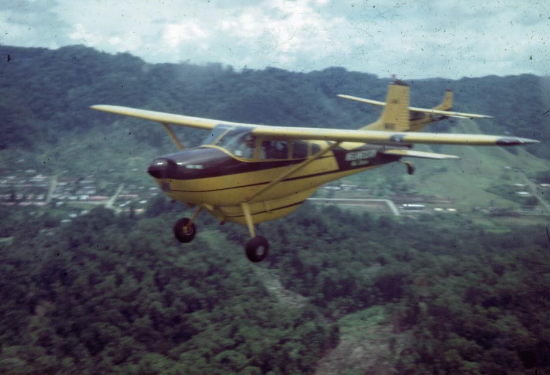 BD/66/78 - 
Vliegtuigje boven een vallei
