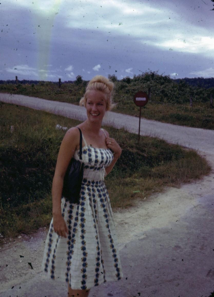 BD/66/79 - 
Jonge Europese vrouw op het platteland
