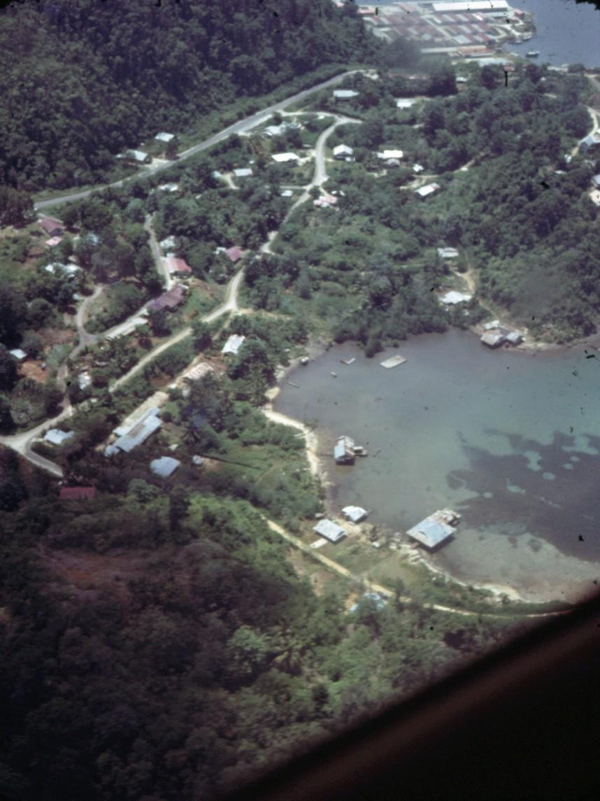 BD/66/80 - 
Luchtfoto van een baai in  
