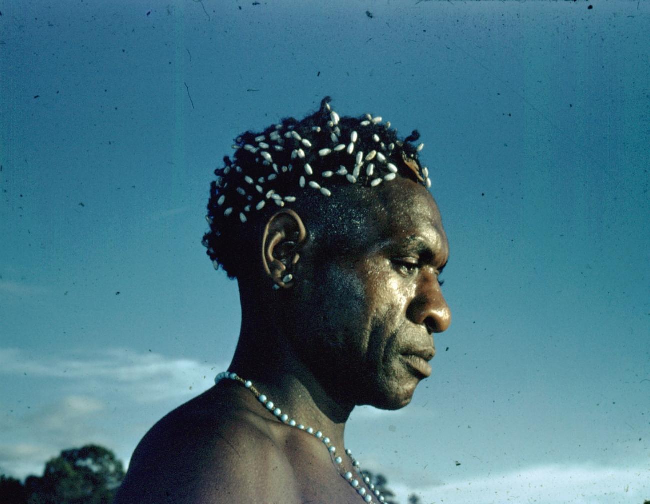BD/66/90 - 
Portret van man met haarversiering van graszaden (Jobstranen)
