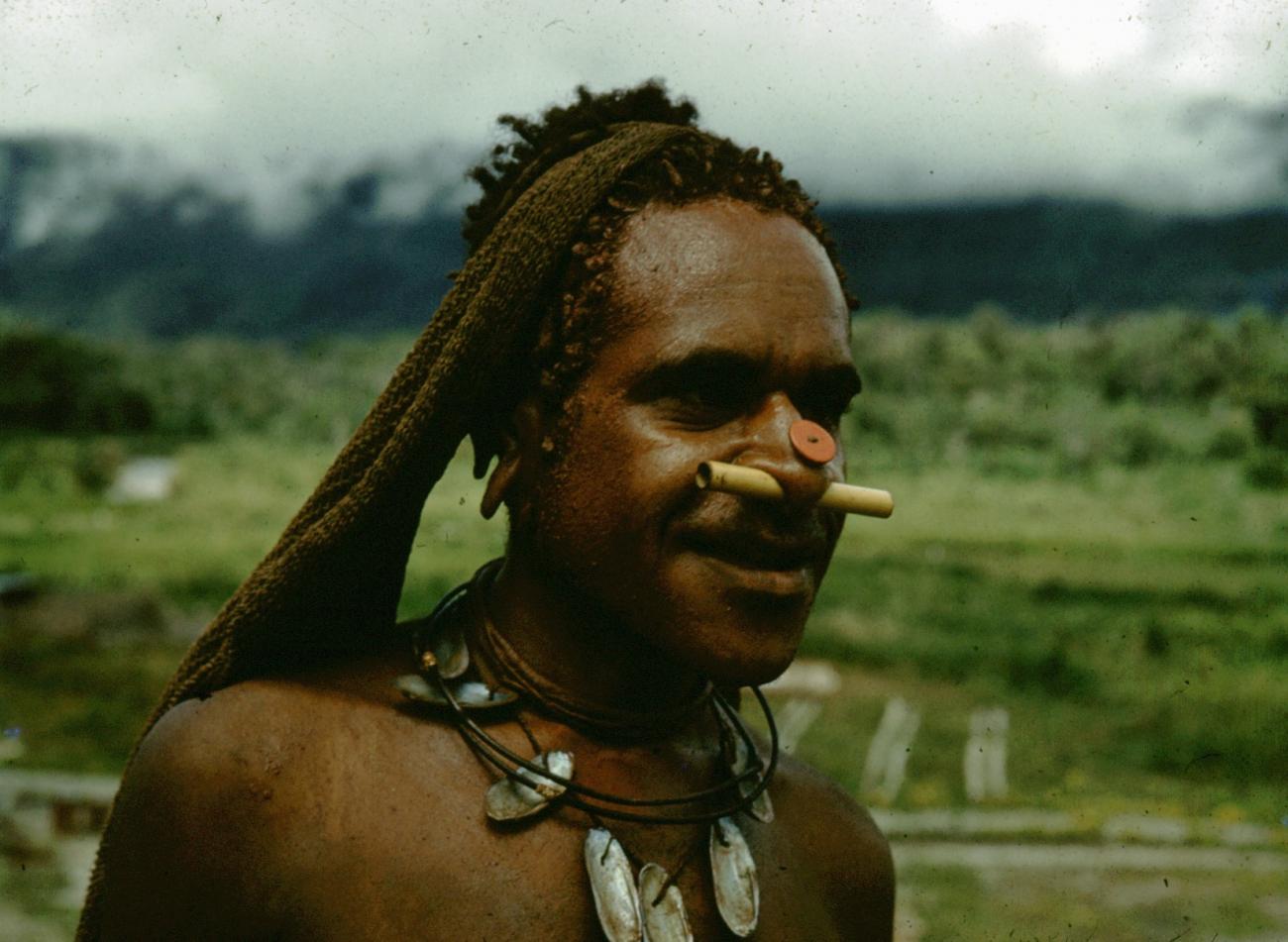 BD/66/91 - 
Portret van man met hals- en neusversiering
