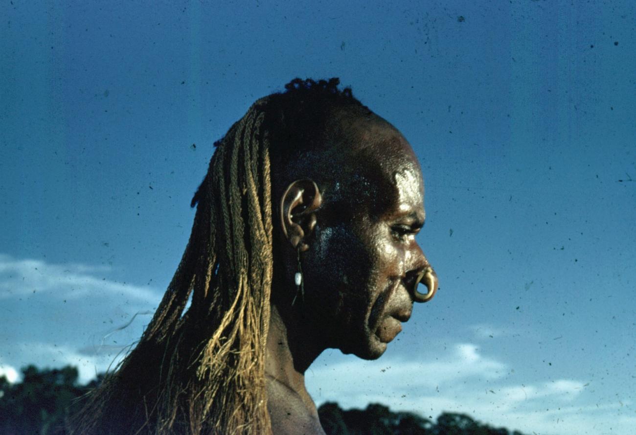 BD/66/94 - 
Portret van man met plantaardige haarverlengsels 
