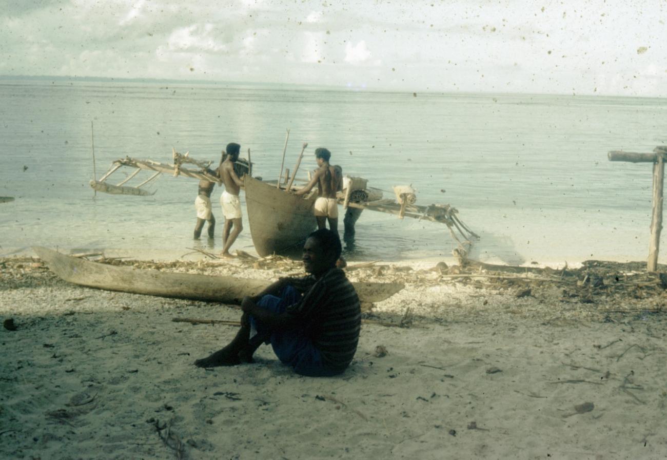 BD/66/99 - 
Vissers bij een strand met een zeeprauw met vlerken
