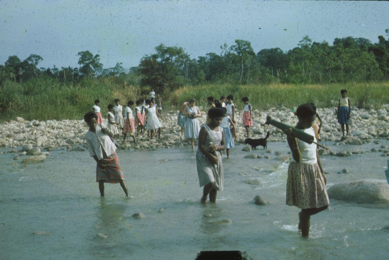 BD/171/100 - 
Vrouwen waden in rivier.
