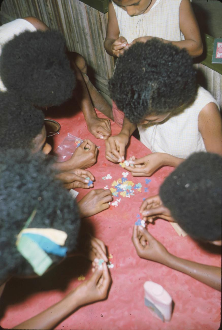 BD/171/105 - 
Kinderfestiviteit, meisjes doen spelletjes.
