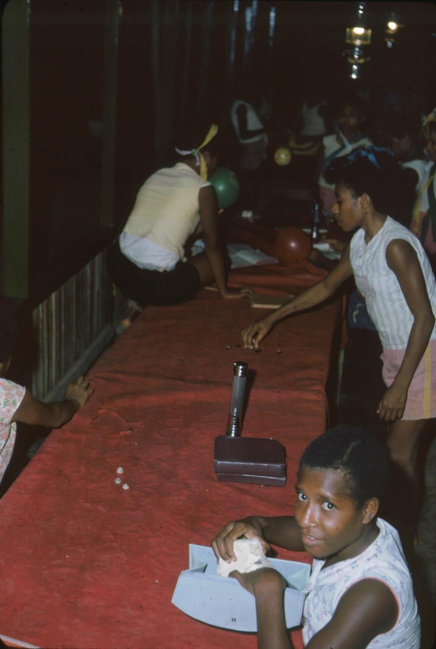 BD/171/108 - 
Kinderfestiviteit, meisjes doen spelletjes.
