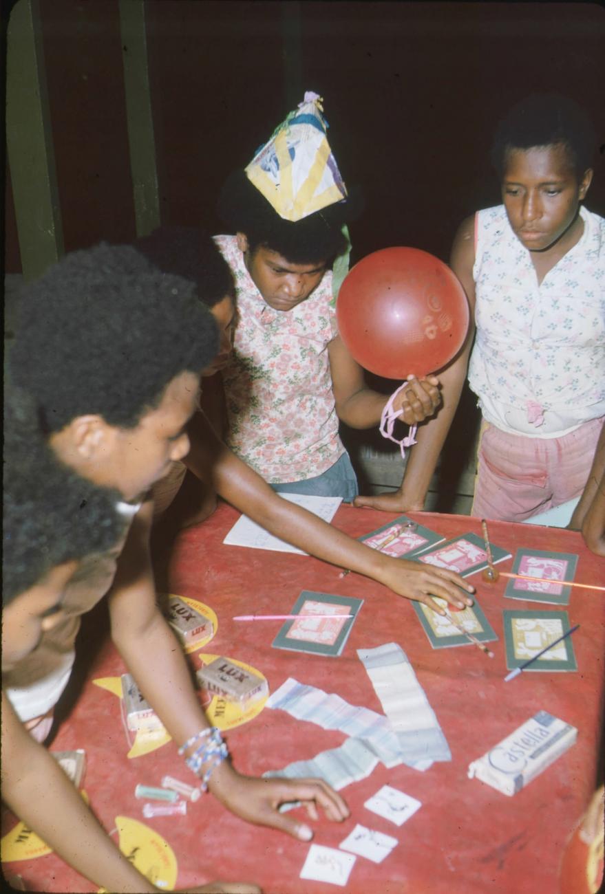 BD/171/110 - 
Kinderfestiviteit, meisjes doen spelletjes.
