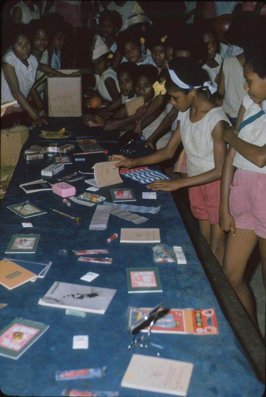 BD/171/111 - 
Kinderfestiviteit, meisjes doen spelletjes.
