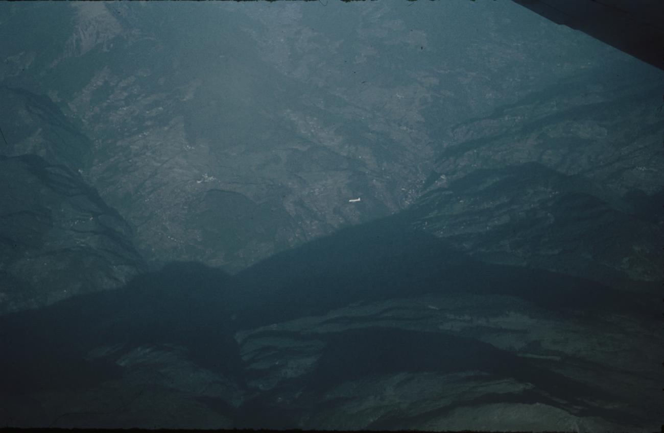 BD/171/11 - 
Luchtfoto berglandschap met vliegtuig in verte.
