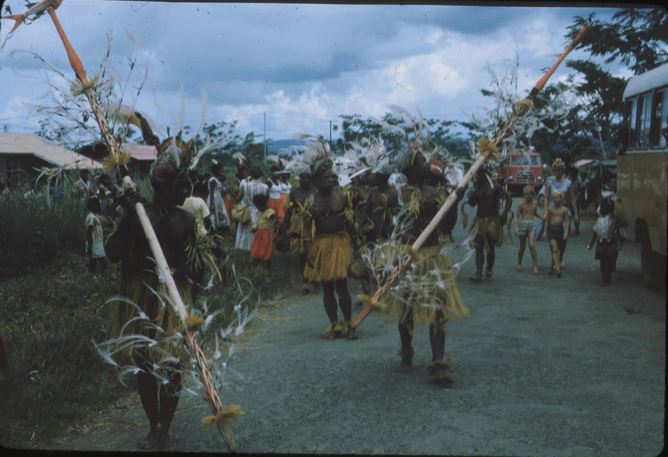 BD/171/126 - 
Festiviteit, papoea&#039;s in traditionele kleding.
