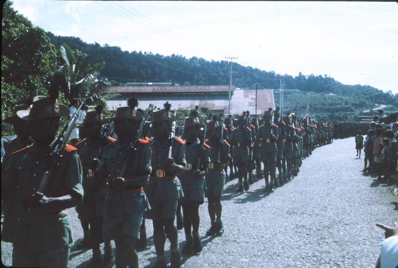 BD/171/128 - 
Papoea vrijwilligers korps marcherend op Koninginnendag.
