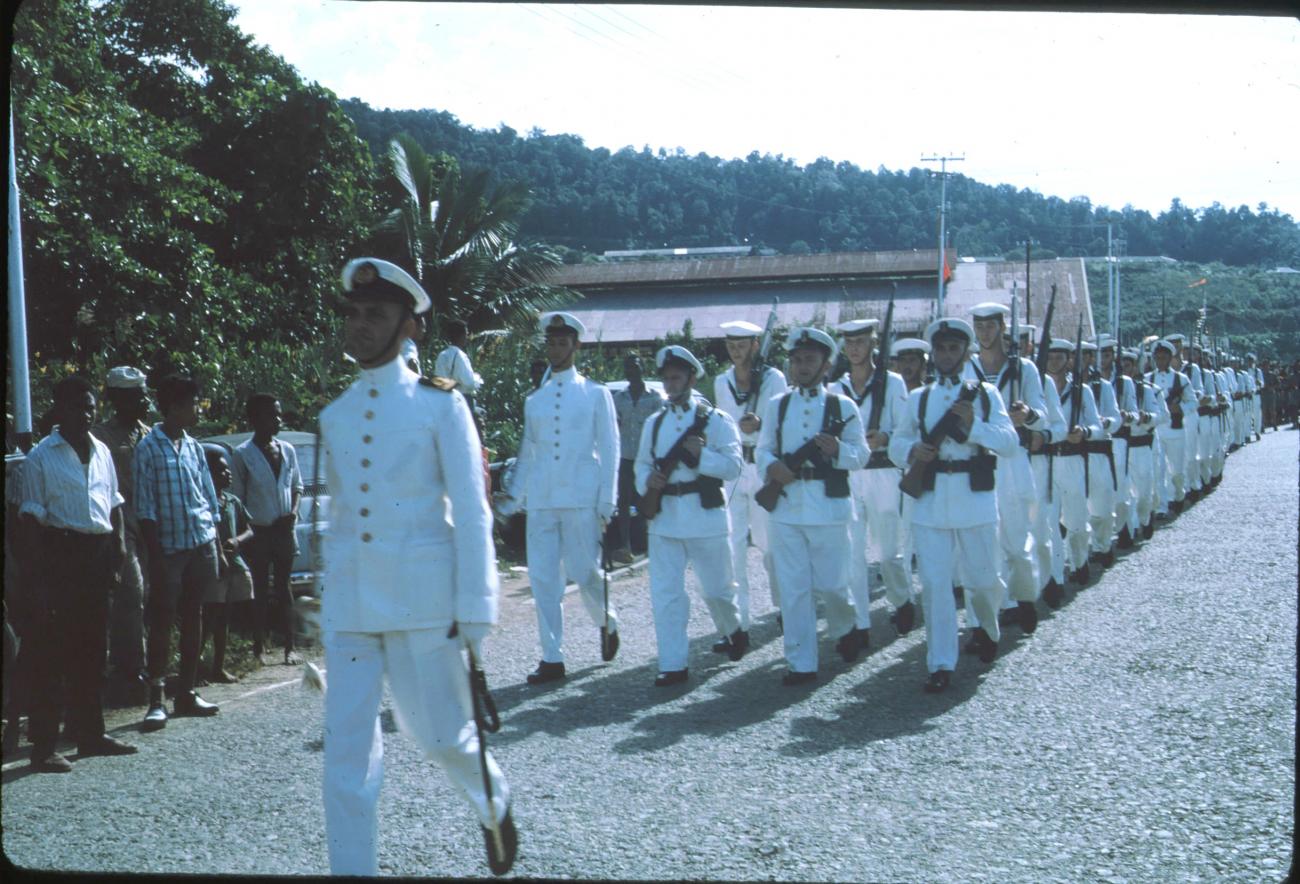 BD/171/129 - 
Marcherende marine tijdens parade op Koninginnendag.
