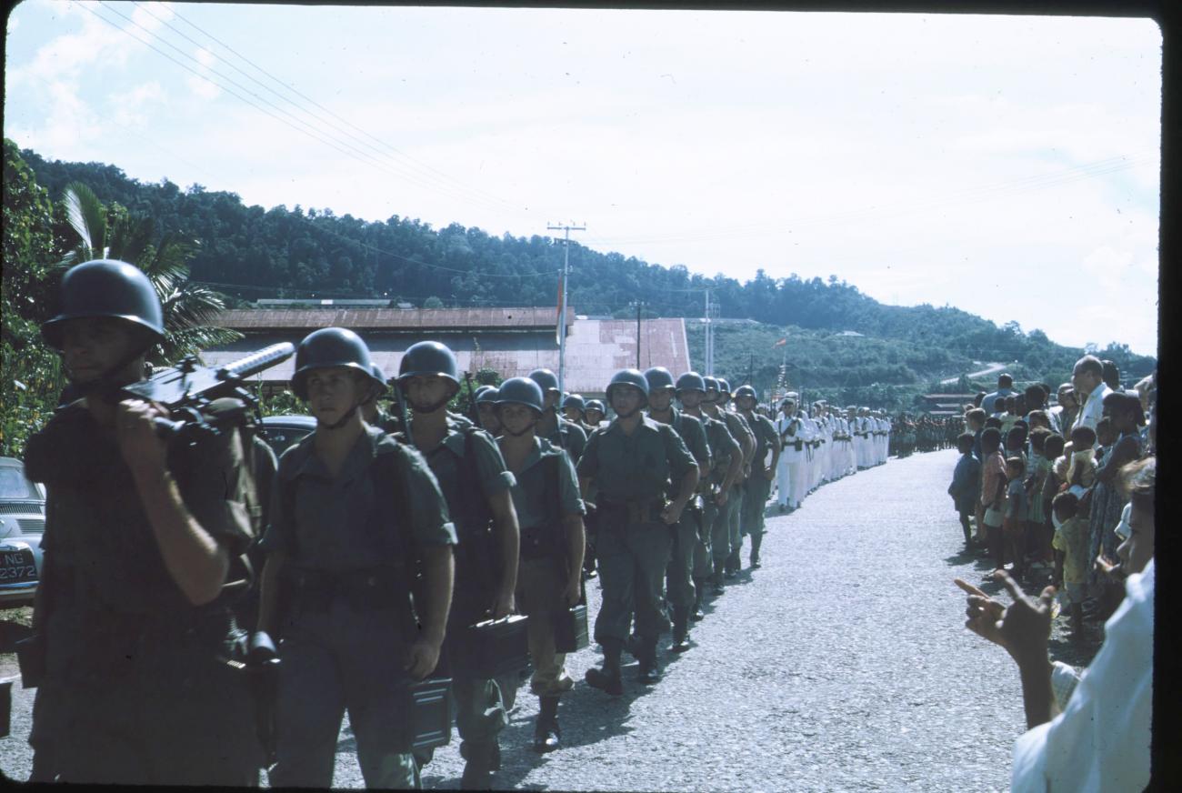 BD/171/130 - 
Landmacht tijdens de parade op Koninginnendag.
