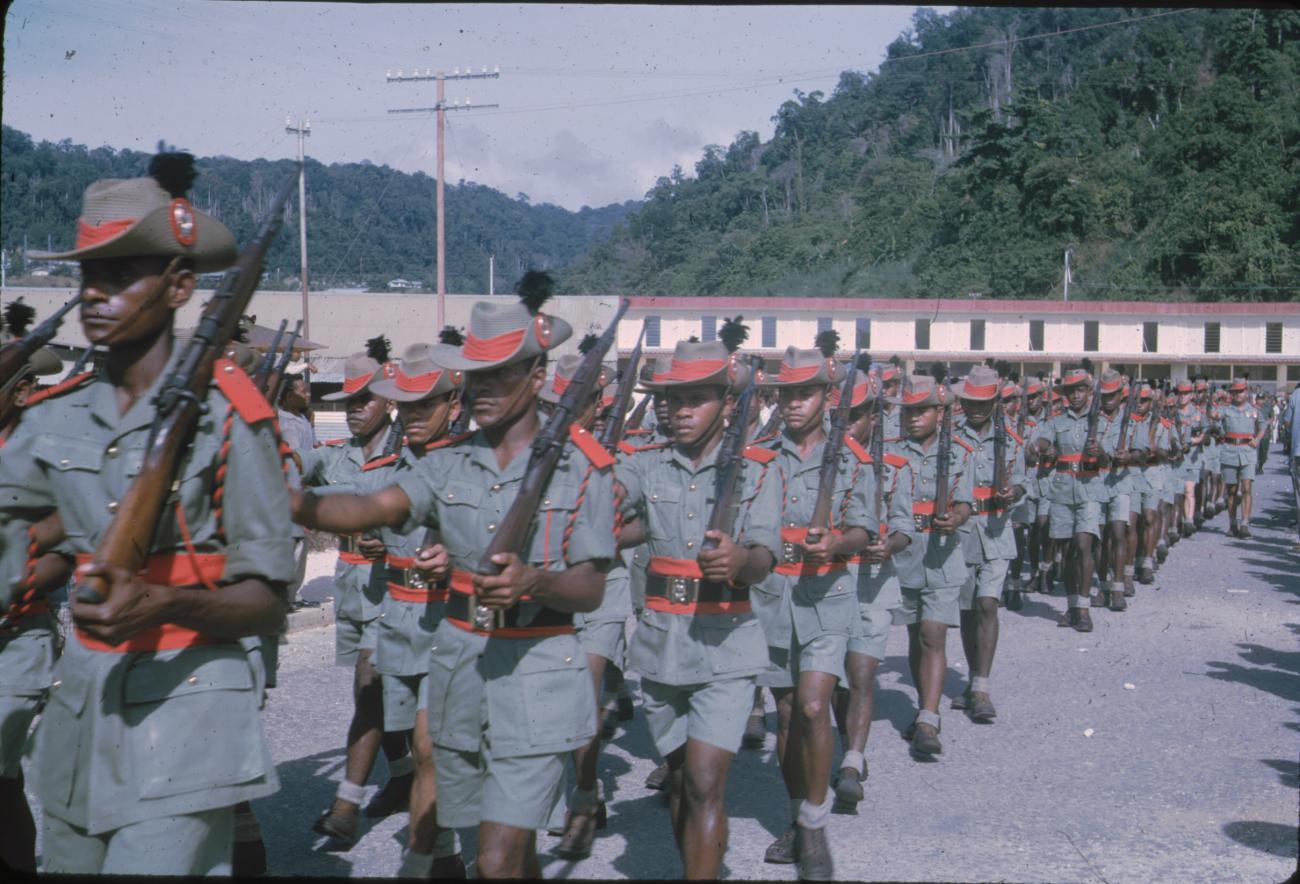 BD/171/131 - 
Papoea vrijwilligers korps marcherend op Koninginnendag.

