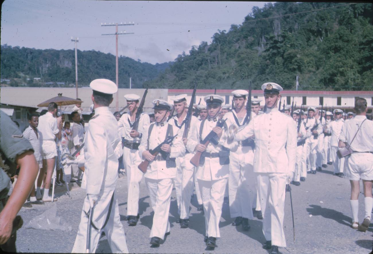 BD/171/132 - 
Marcherende marine op Koninginnendag.
