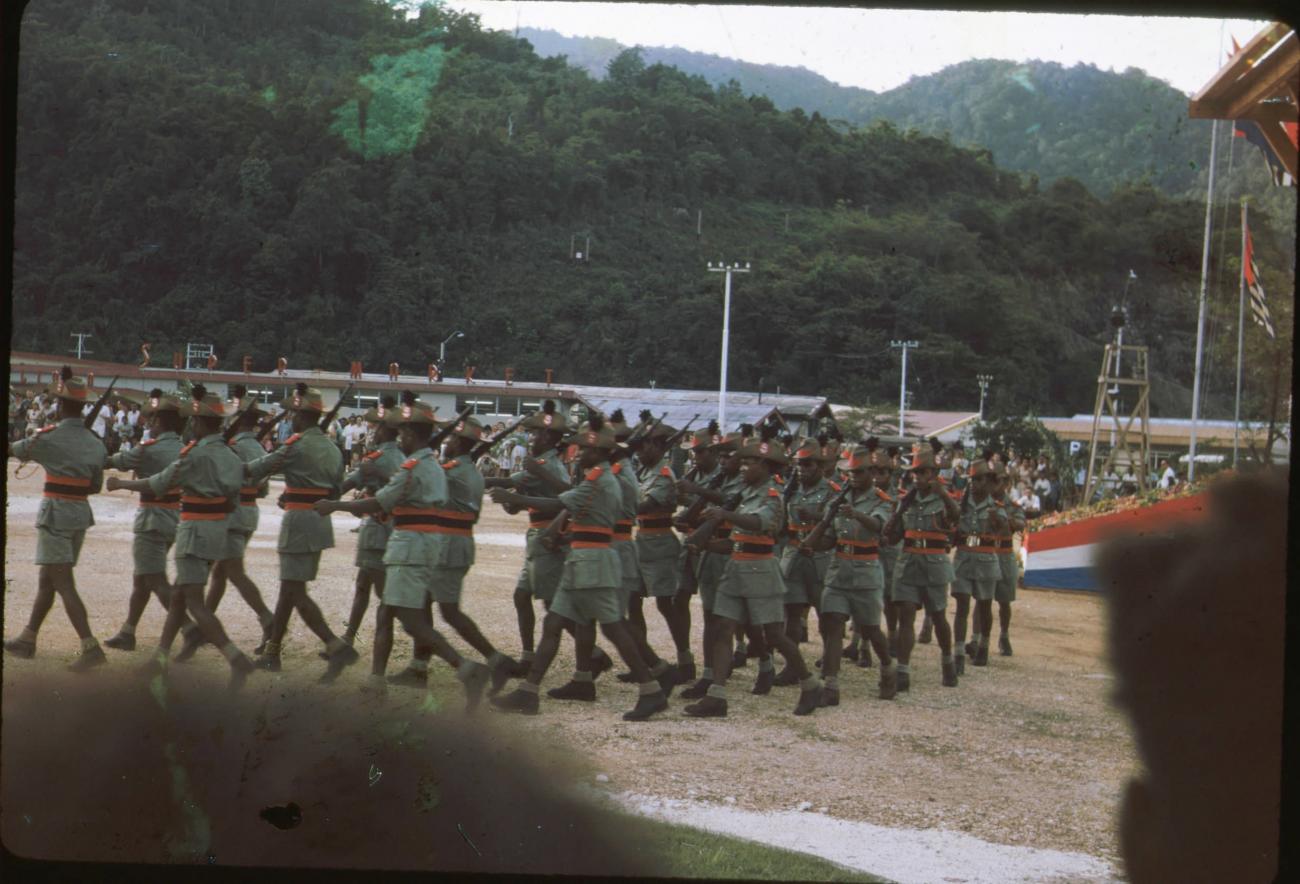 BD/171/150 - 
Papoea vrijwilligers korps marcherend op Koninginnendag.
