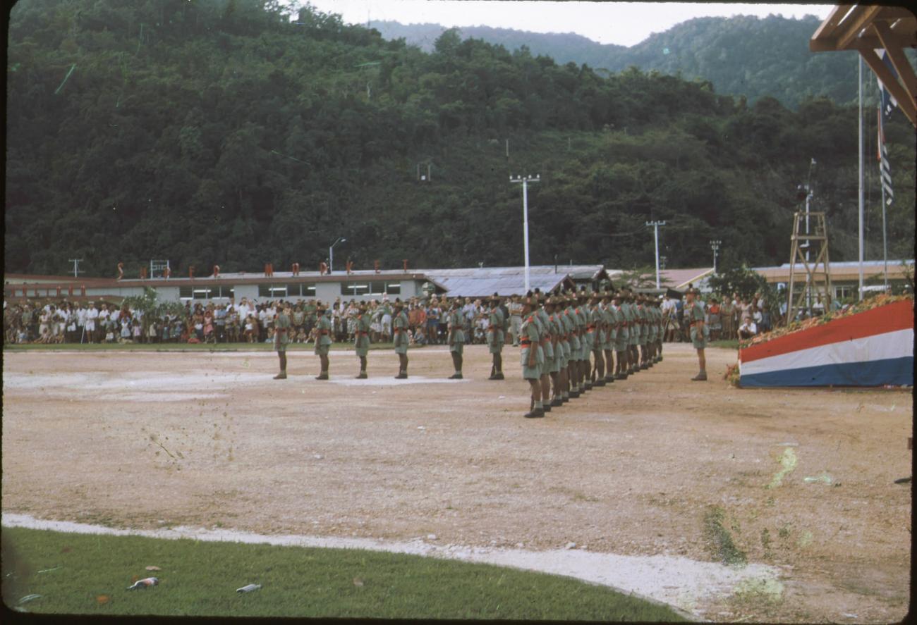 BD/171/151 - 
Papoea vrijwilligers korps op Koninginnendag.
