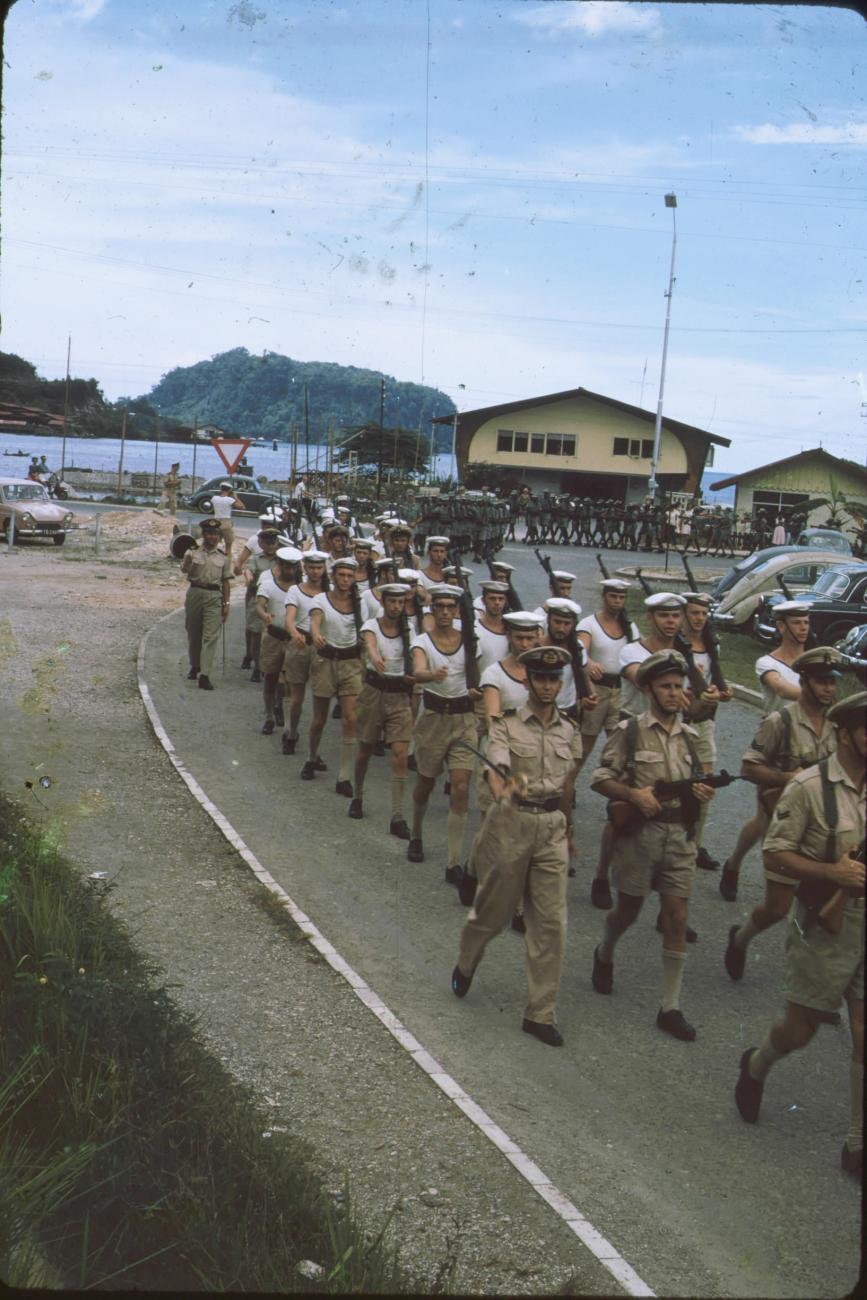 BD/171/152 - 
Mariniers marcheren op Koninginnendag.
