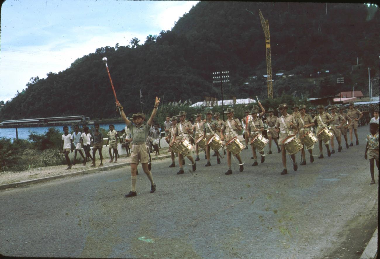 BD/171/154 - 
Koninginnendag, militairen marcheren met trommels.
