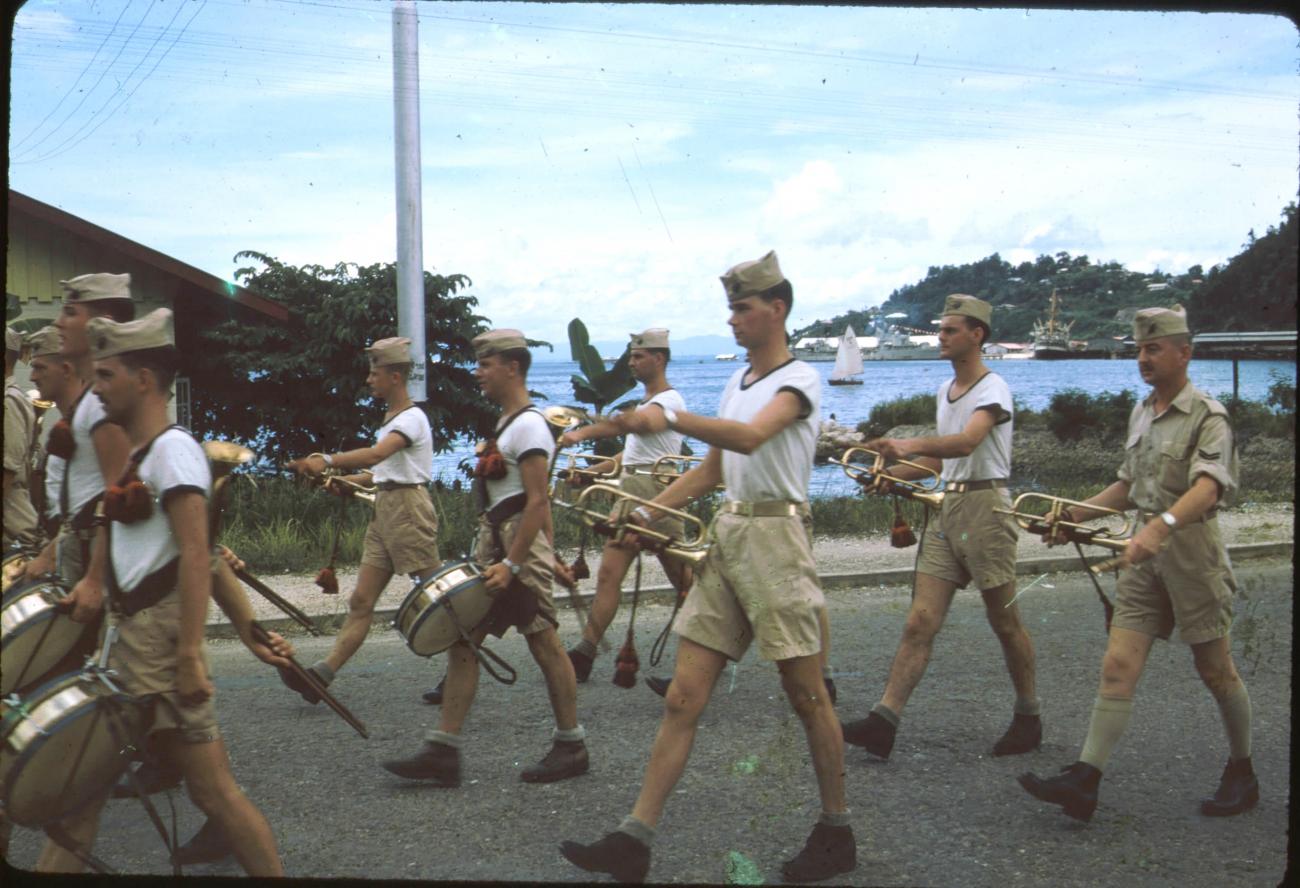 BD/171/155 - 
Koninginnendag, militairen marcheren met trommels en trompetten.
