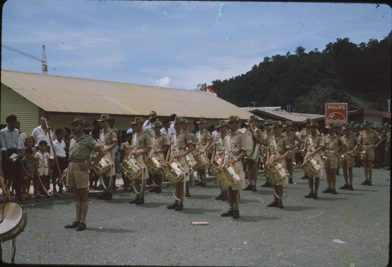 BD/171/156 - 
Koninginnendag, militairen met trommels.
