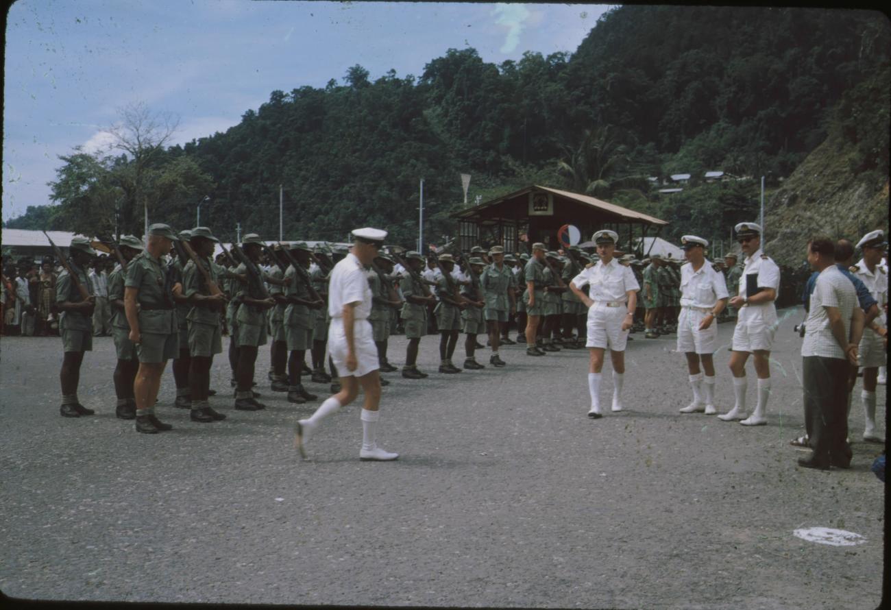 BD/171/158 - 
Koninginnendag, papoea vrijwilligers korps in de houding.

