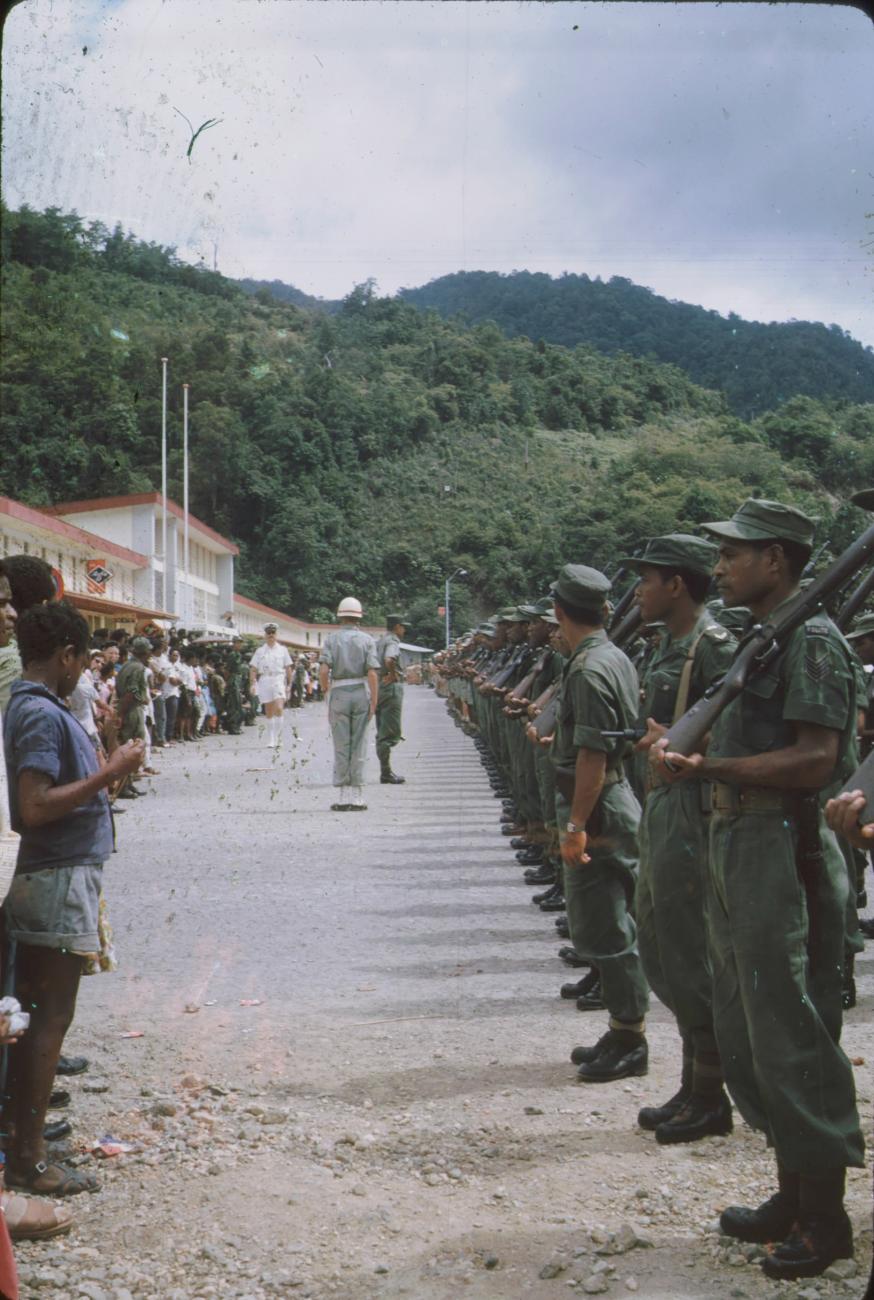 BD/171/160 - 
Koninginnendag, papoea vrijwilligers korps in de houding.
