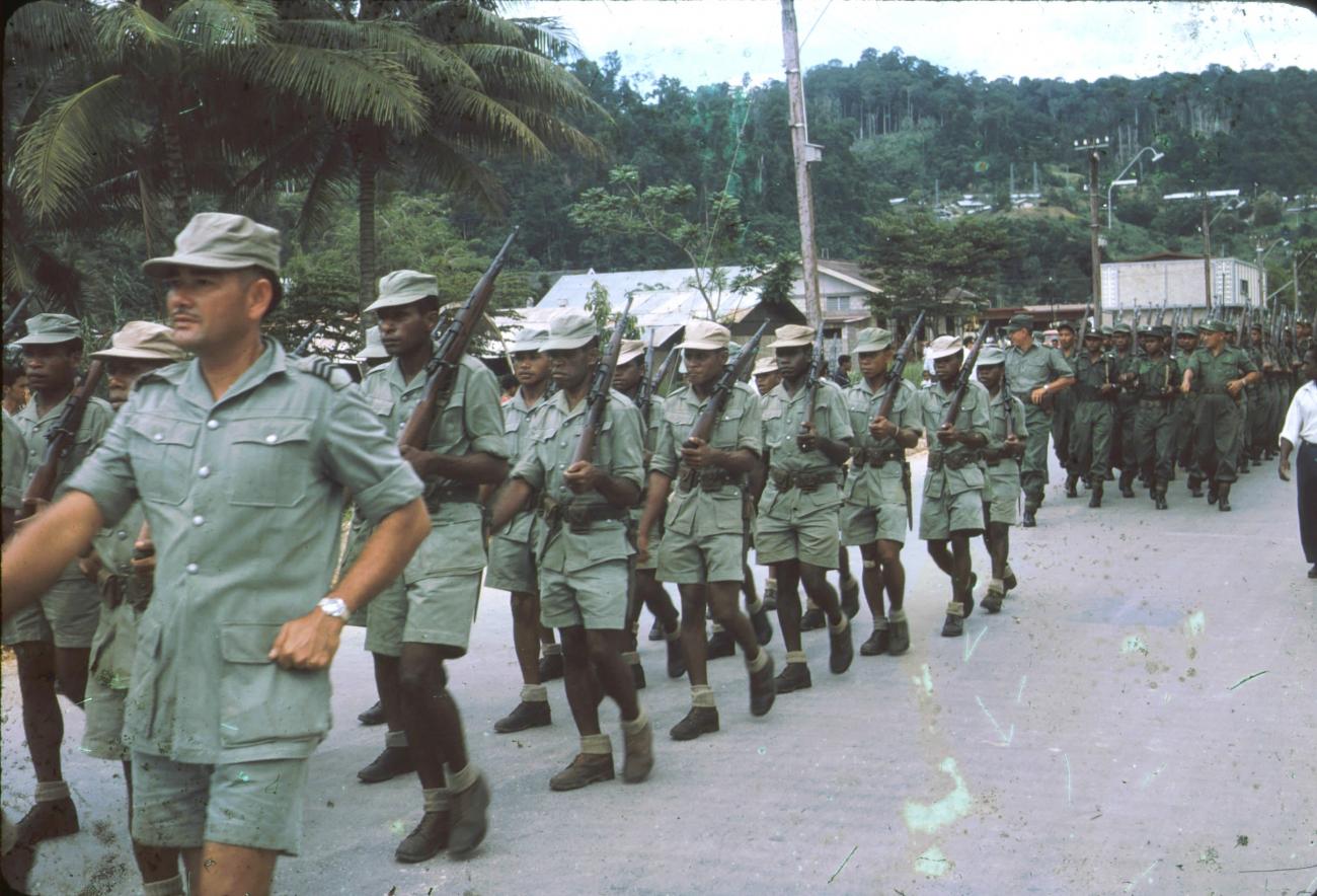 BD/171/161 - 
Koninginnendag, papoea vrijwilligers korps in de houding.

