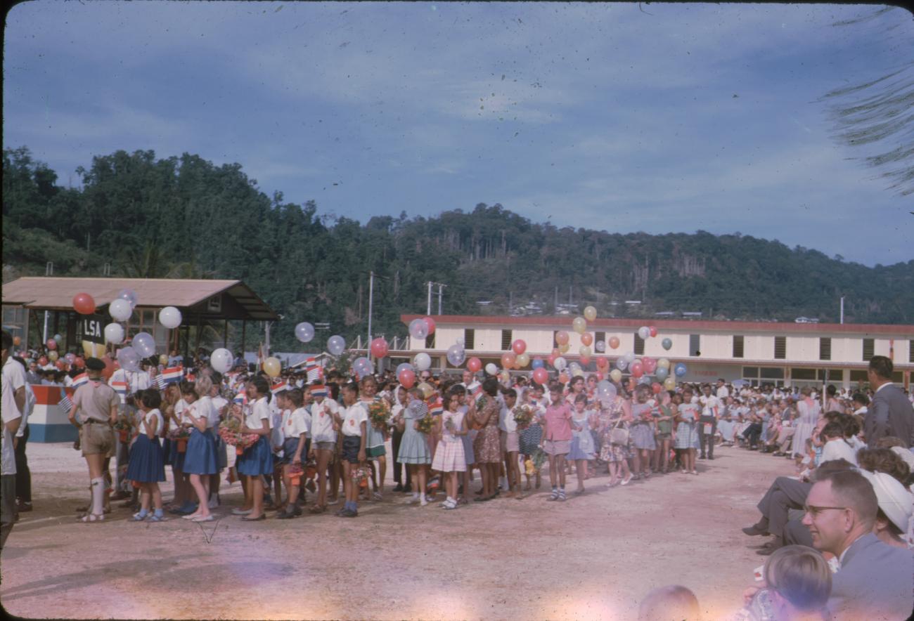 BD/171/165 - 
Koninginnendag, optocht kinderen met ballonnen.
