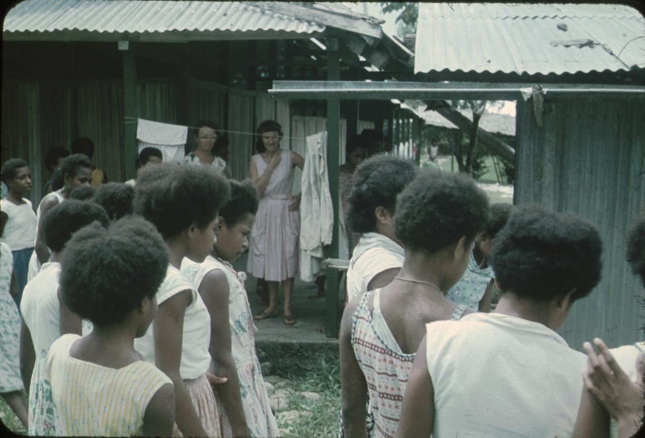 BD/171/175 - 
Leerlingen meisjes vervolgschool op slangenjacht, toeschouwers.
