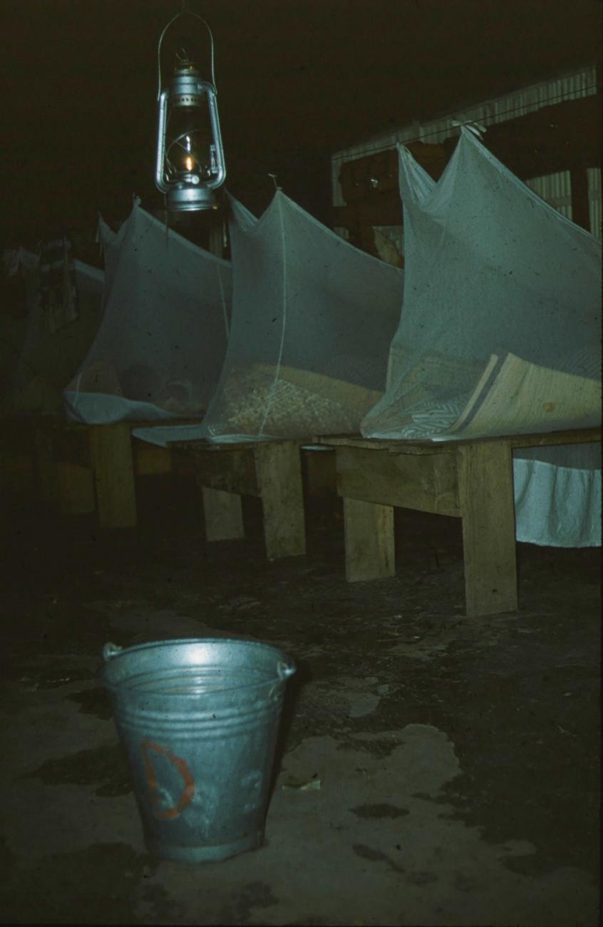 BD/171/195 - 
Slaapzaal voorzien van muskietennetten
