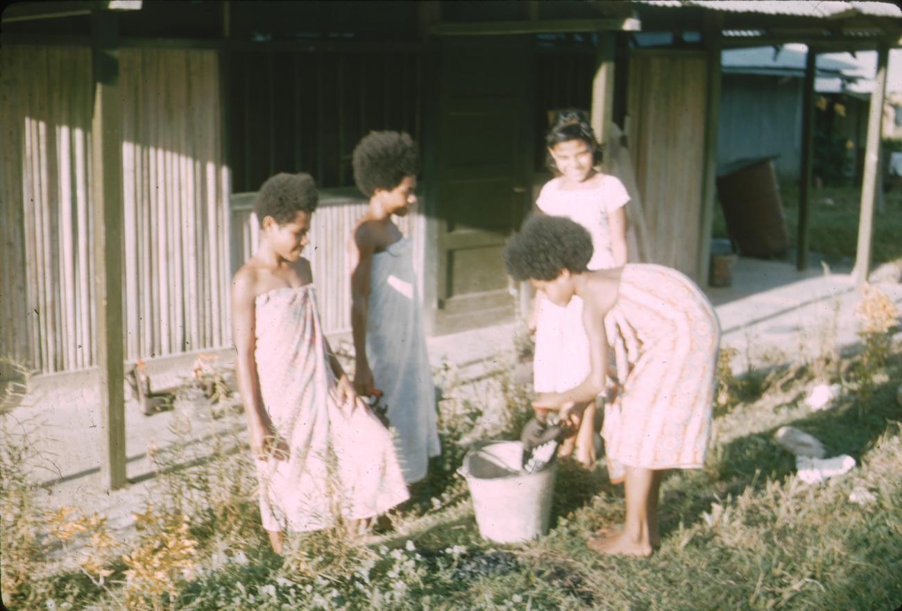 BD/171/197 - 
Meisjes vervolgschool, leerlingen aan het schoonmaken.
