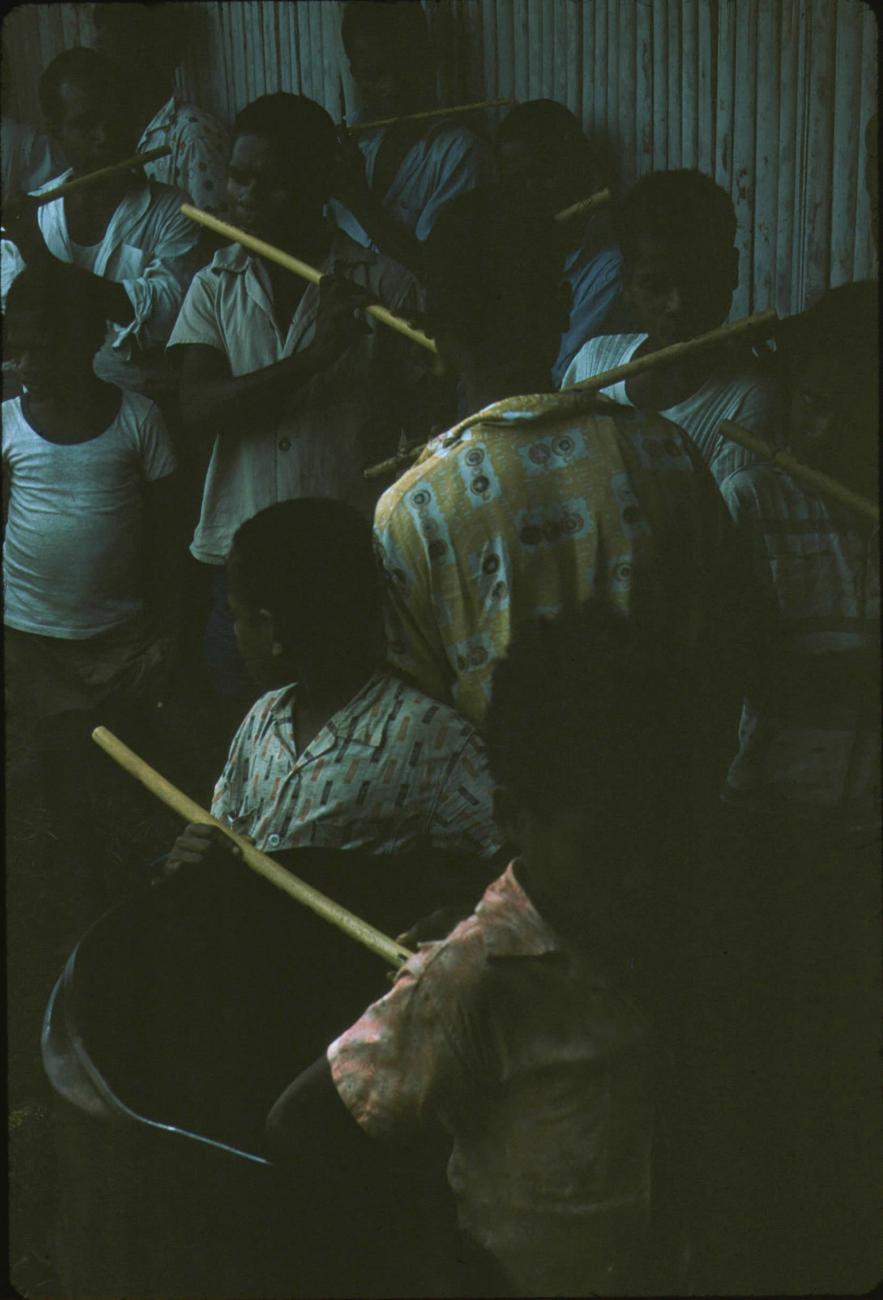 BD/171/19 - 
Groep mannen en jongens die de bamboefluit bespelen.
