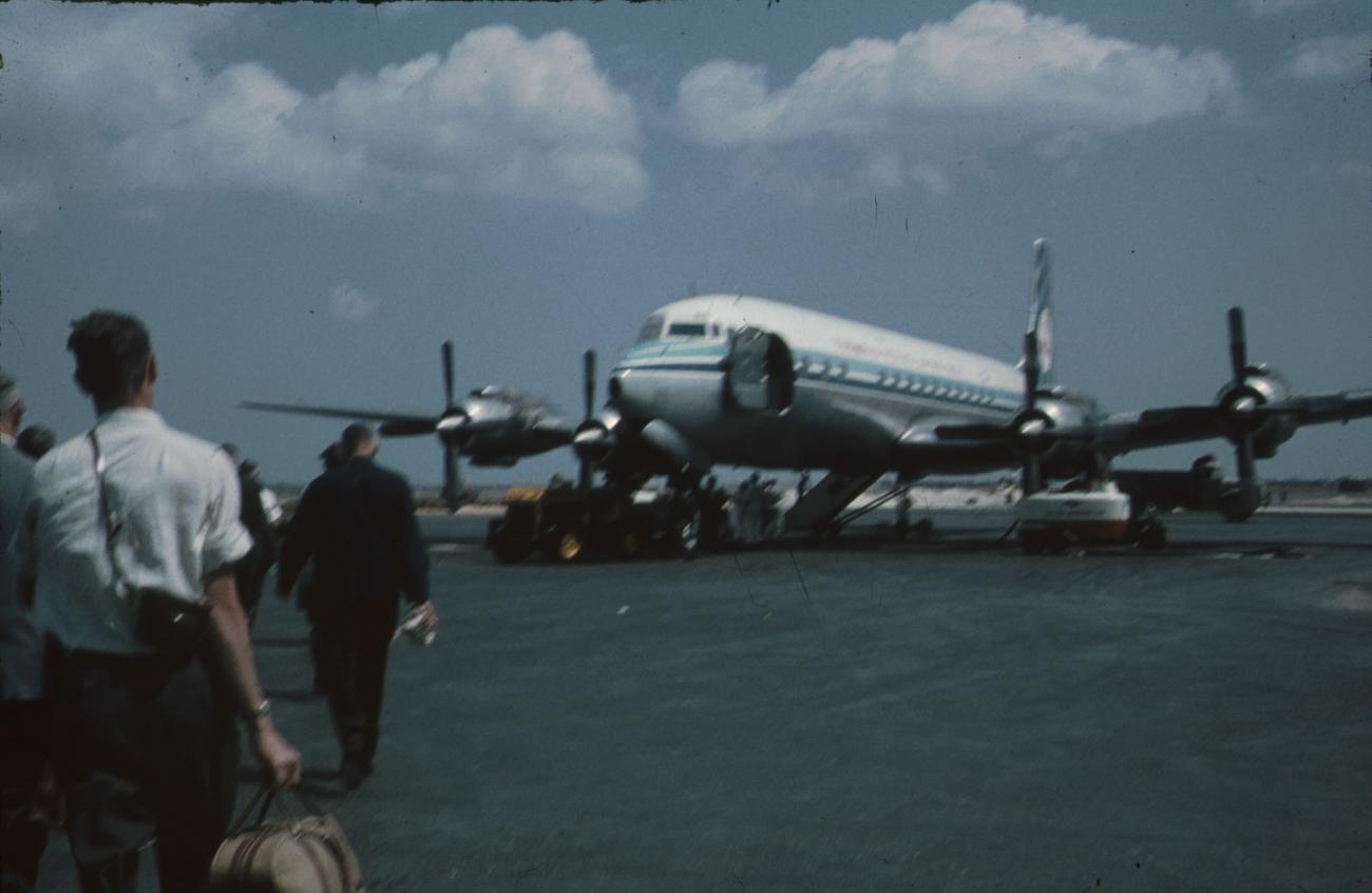 BD/171/1 - 
Vliegtuig wordt beladen, passagiers lopen richting vliegtuig.
